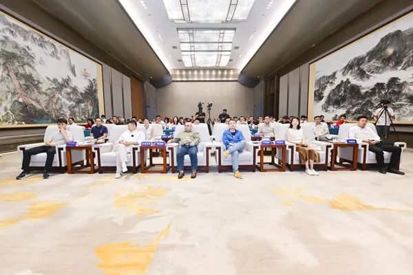品牌標(biāo)桿，綻耀不凡 ！恭喜大將軍瓷磚榮膺 “陶瓷一線品牌”、 “瓷磚十大品牌”兩大獎(jiǎng)項(xiàng)(圖2)